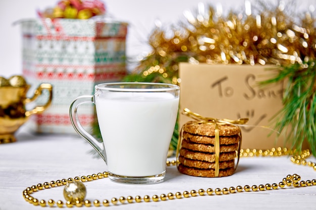 Copo de Natal com leite e biscoitos na mesa