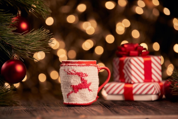 Copo de Natal e caixas de presente em um fundo festivo.