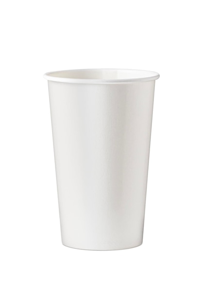 Copo de papel branco em branco isolado em fundo branco com caminho de recorte