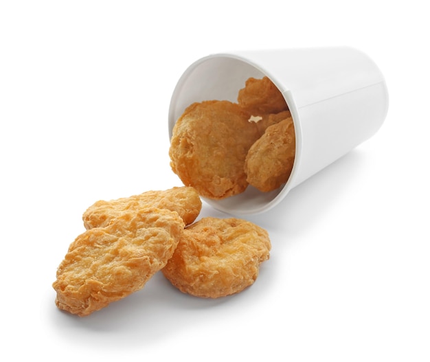 Copo de papel com saborosos nuggets de frango no fundo branco