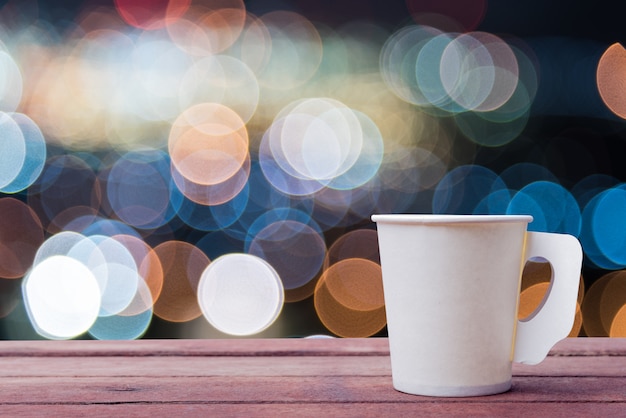 Foto copo de papel de café na mesa de madeira