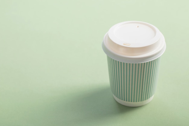 Copo de papel descartável com café verde