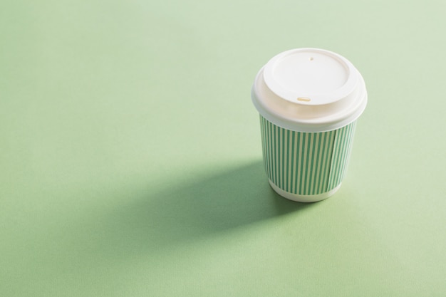 Copo de papel descartável com café verde