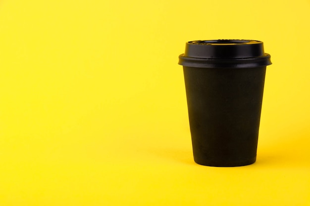 Foto copo de papel eco preto, copo de papel de café amarelo