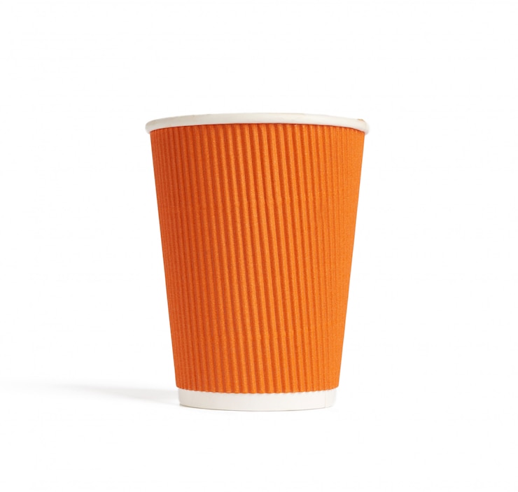Foto copo de papel laranja para bebidas quentes para viagem isoladas