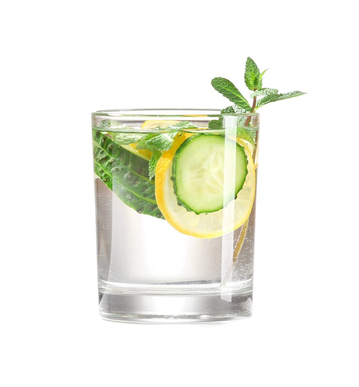 Foto copo de pepino com infusão de água no fundo branco