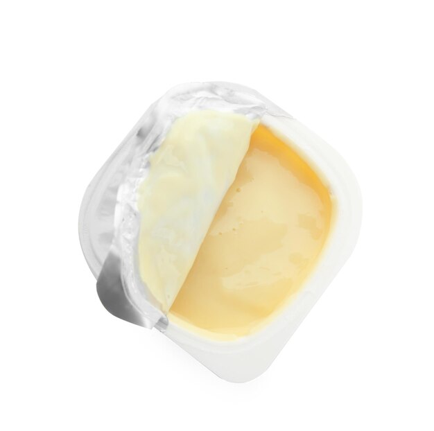 Copo de plástico com iogurte de frutas no fundo branco