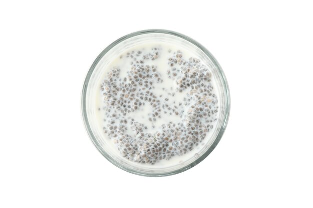 Copo de pudim de chia isolado no fundo branco