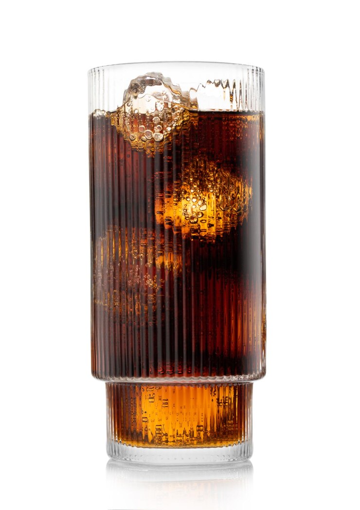 Foto copo de refrigerante de cola com cubos de gelo e bolhas em branco