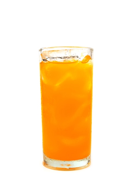 Copo de refrigerante de laranja com gelo no fundo branco