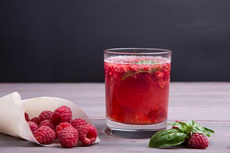 Foto copo de smoothie de morango fresco e morangos frescos conceito de comida e bebida saudável