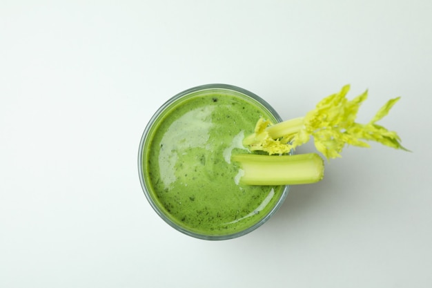 Copo de smoothie verde com ñ elery no fundo branco