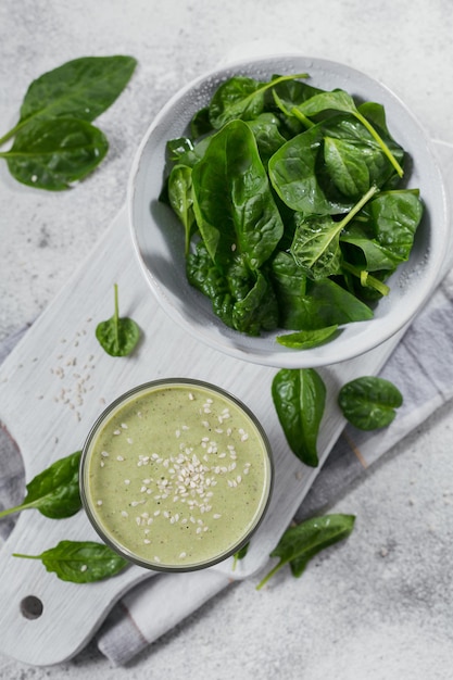 Copo de smoothie verde saudável caseiro com espinafre fresco