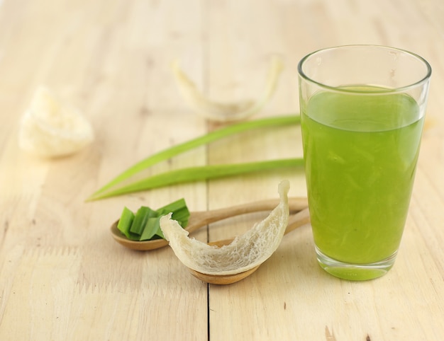 Copo de sopa de ninho de andorinha com pandan na mesa de madeira