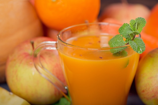 Copo de suco caseiro ou smoothie, frutas e vegetais. Cenoura fresca, maçã, abóbora, laranja, toranja na mesa escura. Conceito de alimentação, alimentação, dieta, desintoxicação e vegetariano saudáveis.