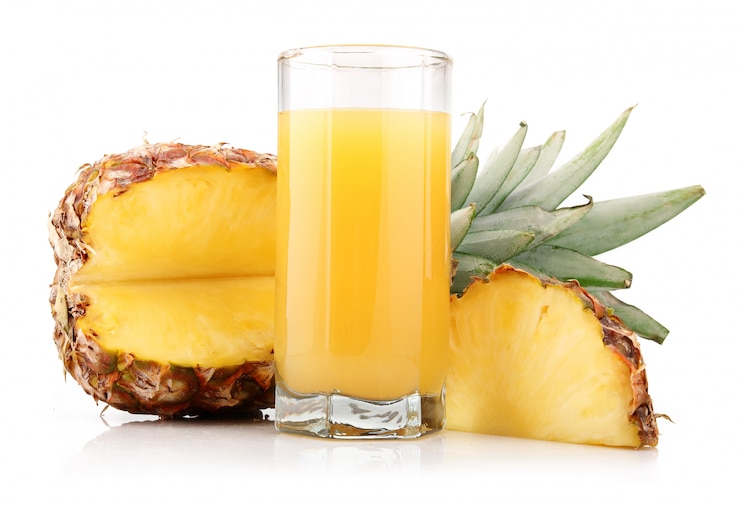 Foto copo de suco de abacaxi com frutas e fatias isoladas