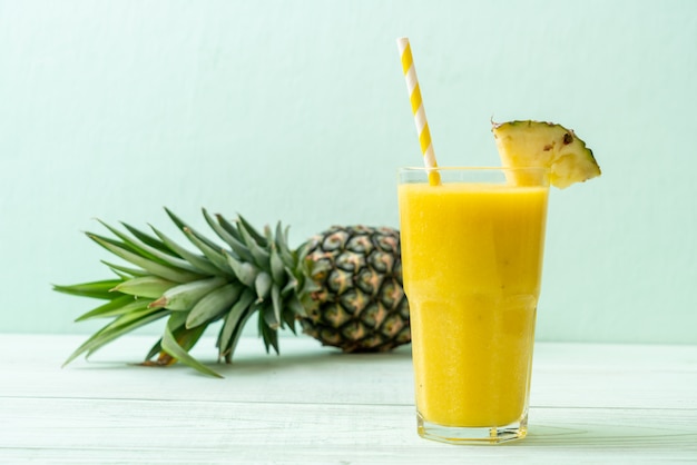 copo de suco de abacaxi fresco na mesa de madeira