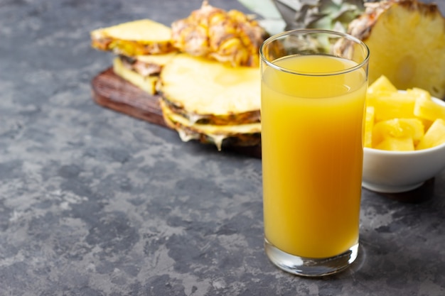 Copo de suco de abacaxi