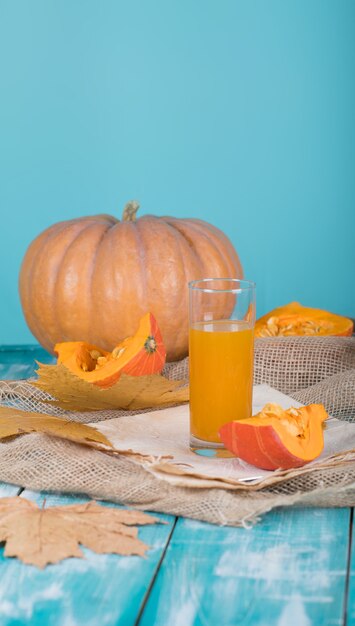 Copo de suco de abóbora na superfície de madeira. Fechar-se