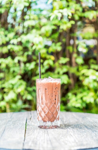 Foto copo de suco de chocolate em cima da mesa