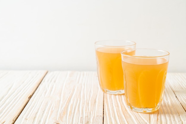 copo de suco de gengibre fresco e quente com raízes de gengibre - estilo de bebida saudável