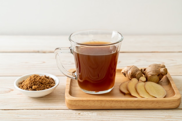 copo de suco de gengibre quente e doce com raízes de gengibre - estilo de bebida saudável