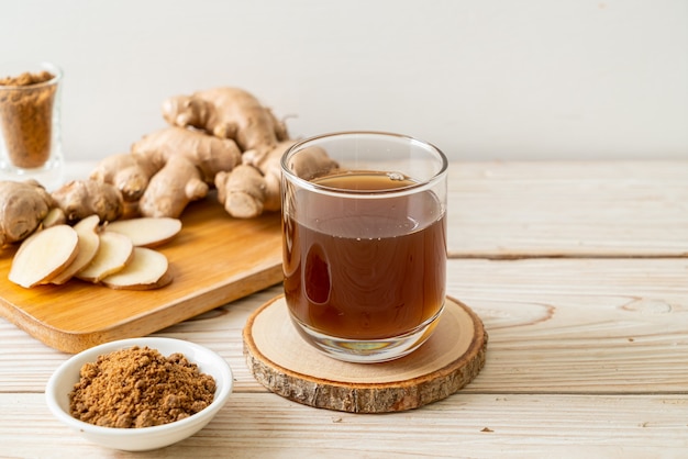 Foto copo de suco de gengibre quente e doce com raízes de gengibre - estilo de bebida saudável