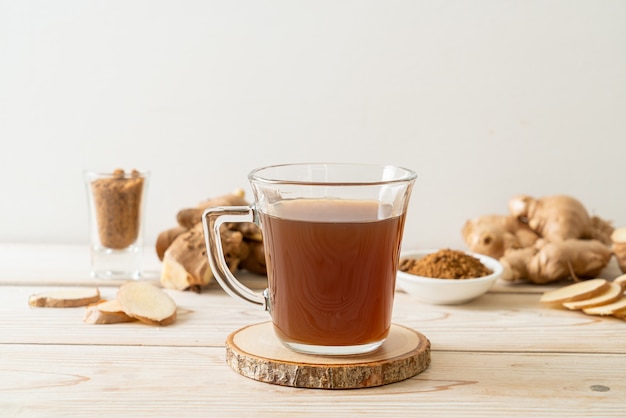 copo de suco de gengibre quente e doce com raízes de gengibre - estilo de bebida saudável