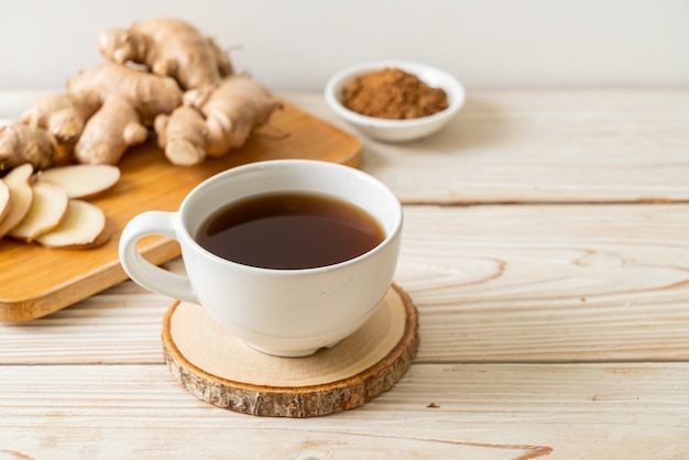 Copo de suco de gengibre quente e doce com raízes de gengibre - estilo de bebida saudável