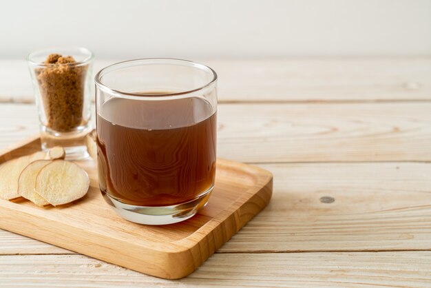 copo de suco de gengibre quente e doce com raízes de gengibre - estilo de bebida saudável