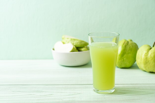 copo de suco de goiaba fresco com goiaba fresca