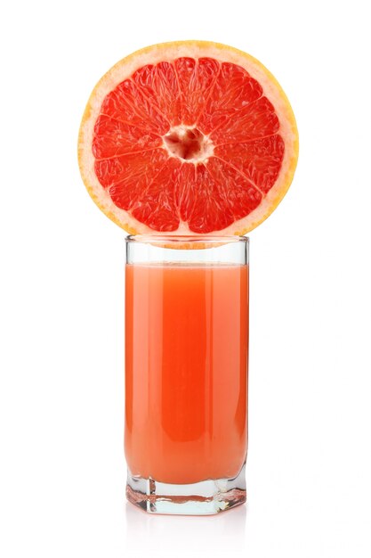 Foto copo de suco de grapefruit com fatias isoladas