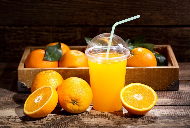 Copo de suco de laranja com frutas frescas