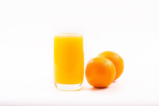 Copo de suco de laranja com frutas laranja Isolado em fundo branco Espaço de cópia de alta resolução bebida vitamínica saudável