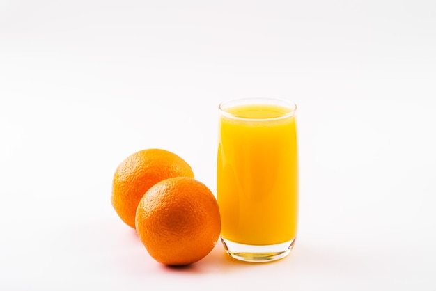 Copo de suco de laranja com frutas laranja Isolado em fundo branco Espaço de cópia de alta resolução bebida vitamínica saudável