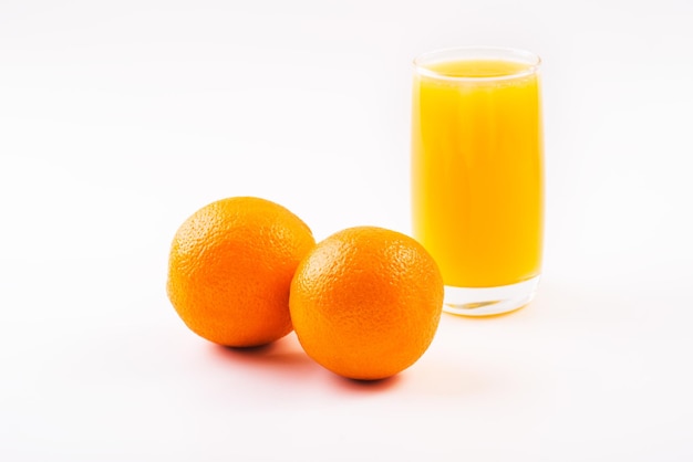 Copo de suco de laranja com frutas laranja Isolado em fundo branco Espaço de cópia de alta resolução bebida vitamínica saudável