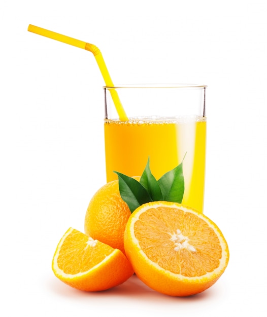 Copo de suco de laranja e as laranjas