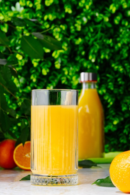 Copo de suco de laranja e suco tropical fresco de garrafa de suco de laranja