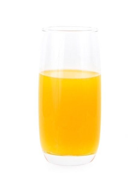 Copo de suco de laranja em fundo branco