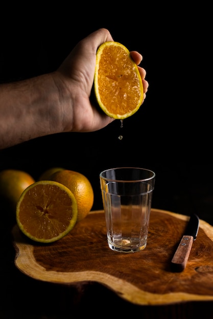 Copo de suco de laranja fresco na mesa de madeira