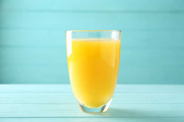 Copo de suco de laranja fresco na mesa