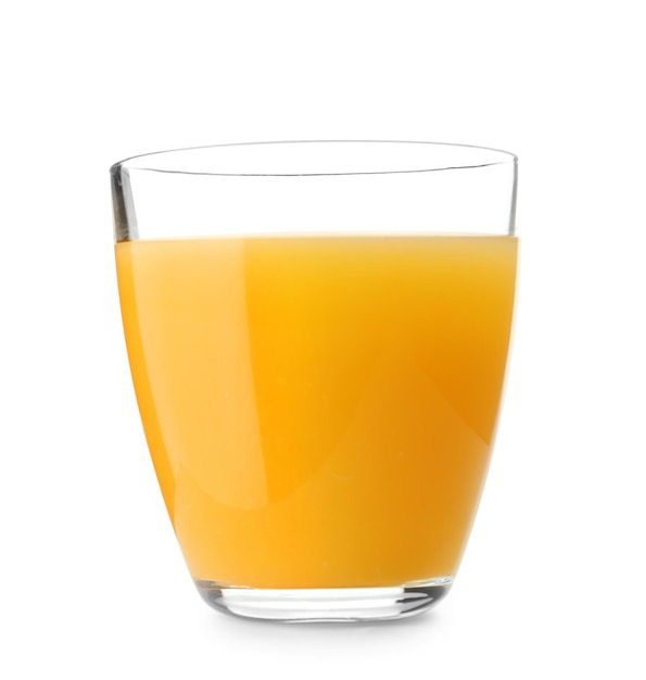 Copo de suco de laranja fresco no fundo branco