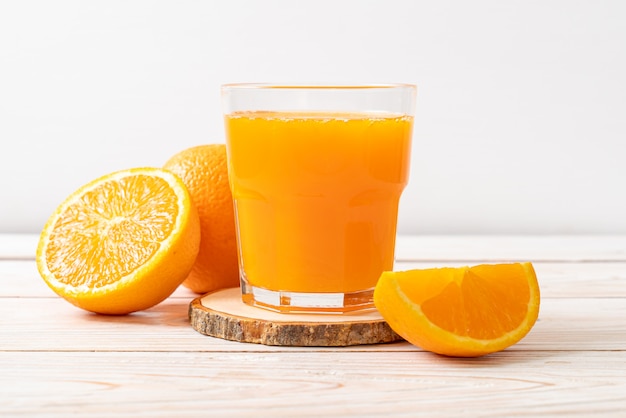 Foto copo de suco de laranja fresco