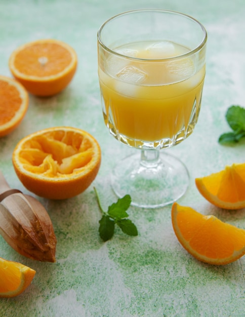 Copo de suco de laranja fresco