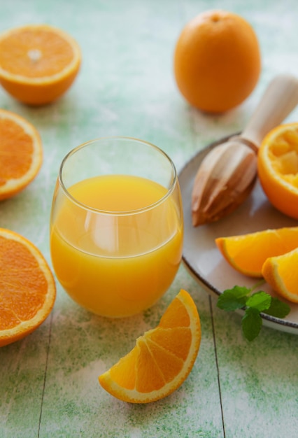 Copo de suco de laranja fresco