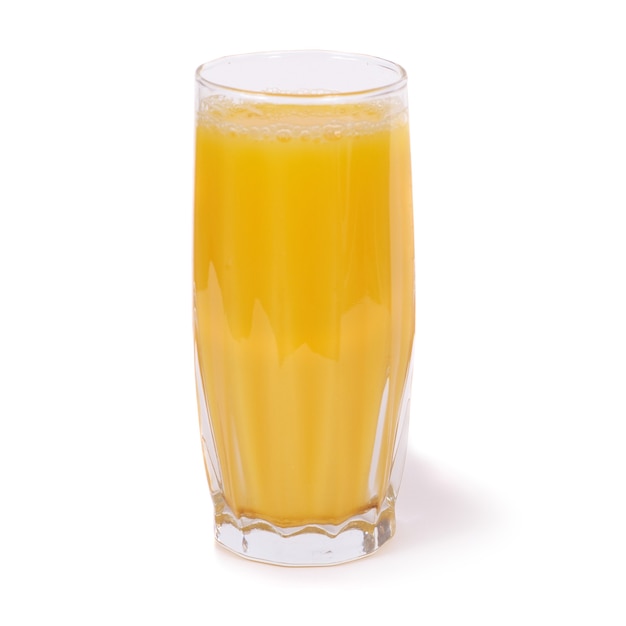 Copo de suco de laranja isolado no branco