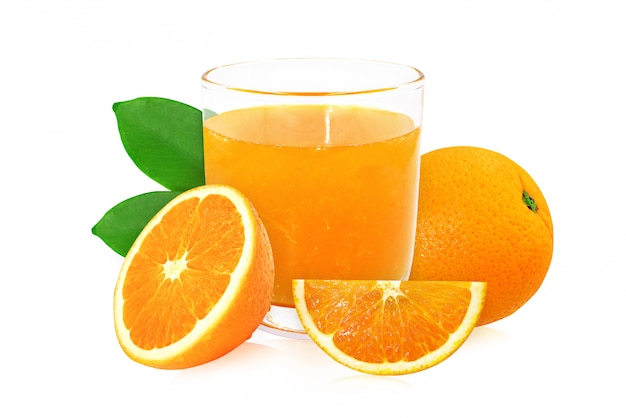 Copo de suco de laranja isolado no branco