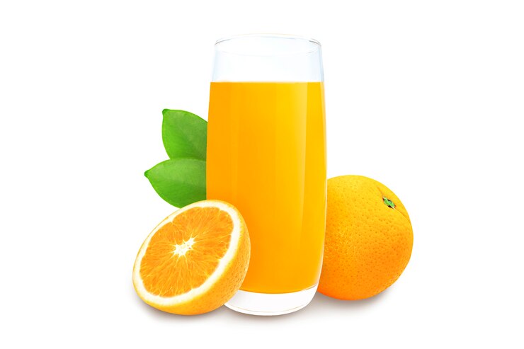 Copo de suco de laranja isolado no branco