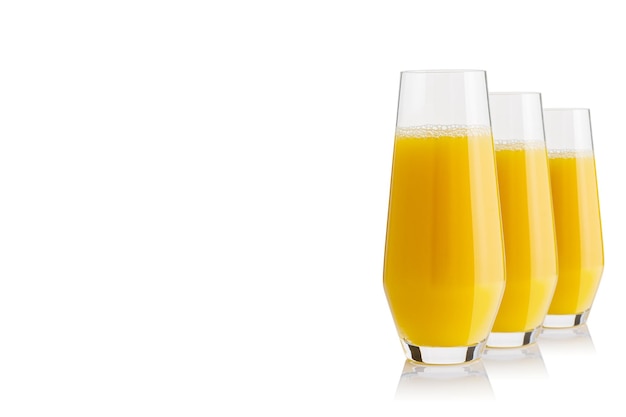 Copo de suco de laranja isolado no copo branco de suco de laranja fresco no fundo branco