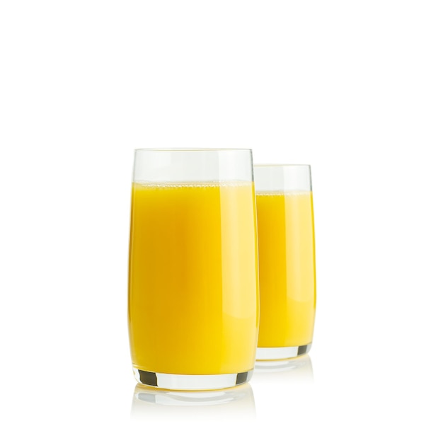 Copo de suco de laranja isolado no copo branco de suco de laranja fresco no fundo branco